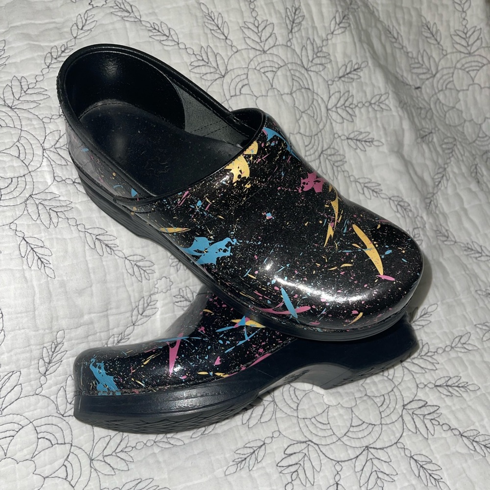 Womens Dansko size 38 graffiti clogs so cute!!